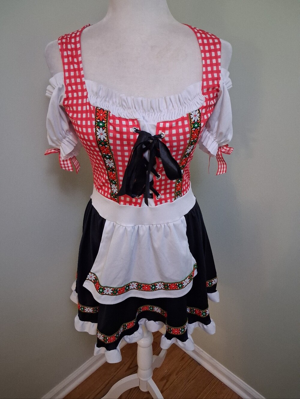 Spirit Halloween Oktoberfest Sexy Bavarian Dirndl-Style Costume Suze Small
